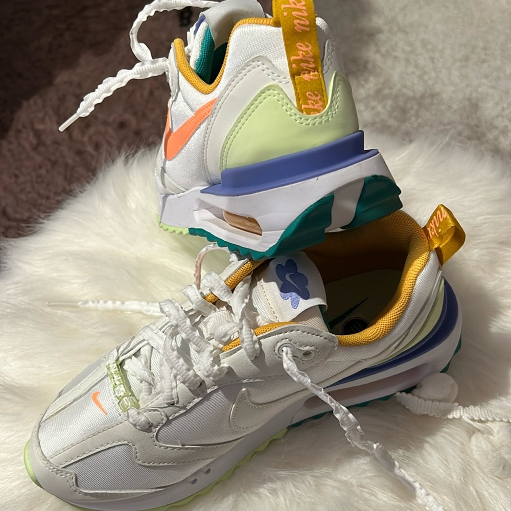 Nike Air Max Dawn
Peach Cream Light Thistle (Women's)